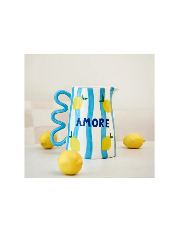 Vaso bianco in ceramica decorato con righe azzurre, limoni e scritta “Amore”, dipinto a mano e utilizzabile come caraffa